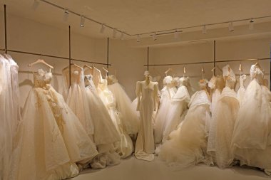 Gelinlikli manken odada.