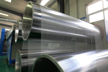 Plastik örgü üretim hattının mekanik ekipmanları bir fabrikada çalışıyor.