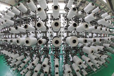 Plastik örgü üretim hattının mekanik ekipmanları bir fabrikada çalışıyor.