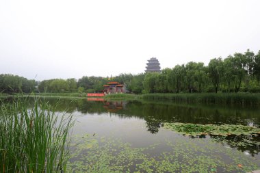 Çin anıtsal kemer yolunun mimari manzarası Kuzey Çin 'de bir parktadır.