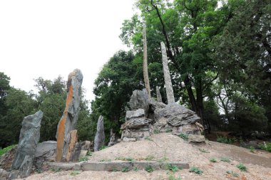 Pekin 'deki kayalık mimari parkın manzarası.