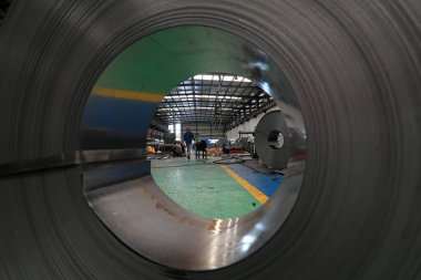 İşçiler, Kuzey Çin 'deki çelik üretim hattında çok sıkı çalışıyorlar.