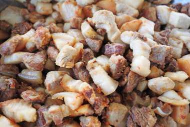 Et parçaları pişip kızardıktan sonra birikti. Çekici bir tat yayıyordu.