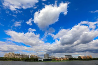 Güneşli deniz kenarı mimari manzarası, Kuzey Chin