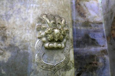 Kayaya oyulmuş taş aslan Çin 'deki Qing Hanedanlığı imparatorunun mezar kapısında.