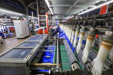 LUANNAN COUNTY, Çin - 27 Aralık 2021: bir tıbbi malzeme üretim şirketi olan North Chin 'de nitril eldiven üretim hattı