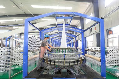 LUANNAN COUNTY, Çin - 17 Haziran 2021: İşçiler Kuzey Çin 'deki plastik dokuma atölyesinde sıkı çalışıyorlar