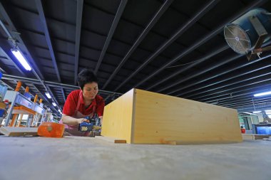 LUANNAN COUNTY, Çin - 6 Temmuz 2021: işçiler mobilya üretim hattı, Çin