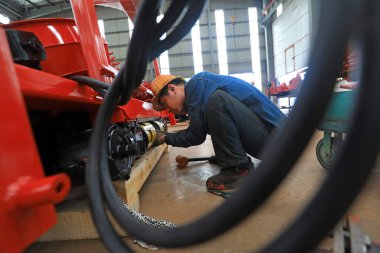 LUANNAN COUNTY, Çin - 27 Temmuz 2021: işçiler Kuzey Çin 'de bir üretim atölyesinde tarım makineleri montajı yapıyorlar