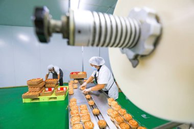 LUANNAN COUNTY, Çin - 8 Eylül 2021: işçiler Çin 'in geleneksel Sonbahar Festivali arifesinde ay pastası üretim hattı üzerinde sıkı çalışıyorlar.