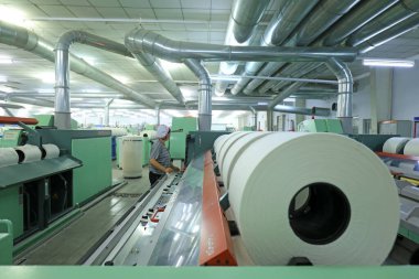 LUANNAN COUNTY, Çin - 31 Ağustos 2021: İşçiler Çin 'in kuzeyinde dönen hat üzerinde sıkı çalışıyorlar