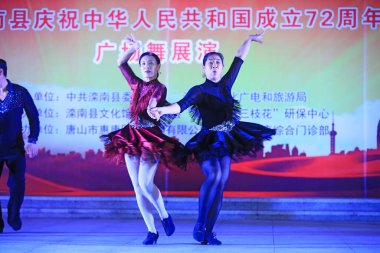 LUANNAN COUNTY, Çin - 27 Eylül 2021: Kare dansı gösterisi, Kuzey Çin