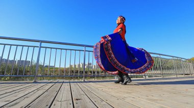 LUANNAN COUNTY, Çin - 17 Ekim 2021: Kadınlar parkta fitness dansı yapıyor, North Chin