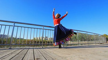 LUANNAN COUNTY, Çin - 17 Ekim 2021: Kadınlar parkta fitness dansı yapıyor, North Chin