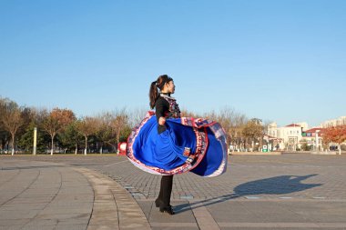 LUANNAN COUNTY, Çin - 14 Kasım 2021: Güzel elbiseli kadınlar parkta dans ediyorlar, North Chin