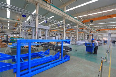 Tangshan, Çin - 16 Aralık 2021: işçiler bir kaynak ekipmanı şirketi, Ltd., Kuzey Çin