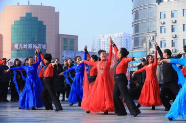 LUANNAN COUNTY, Çin - 1 Ocak 2022 Kare fitness Dansı gösterisi Kuzey Çin 'deki parkta