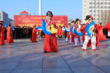 LUANNAN COUNTY, Çin - 1 Ocak 2022: Çin halk dansları Yangko meydanda sahnelendi, Kuzey Chin