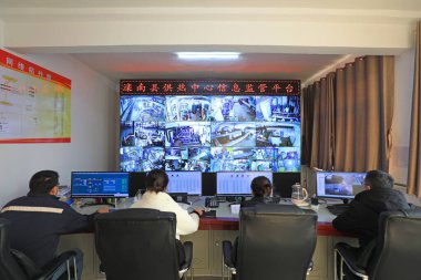 LUANNAN COUNTY, Çin - 1 Ocak 2022: Personel, Kuzey Çin 'deki izleme sistemi üzerinden termal pompa istasyonunun ekipman işletim durumunu kontrol edebilir