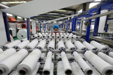 LUANNAN COUNTY, Çin - 12 Ocak 2022: İşçiler plastik fiber tekstil üretim hattı, Kuzey Chin