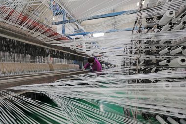 LUANNAN COUNTY, Çin - 12 Ocak 2022: İşçiler plastik fiber tekstil üretim hattı, Kuzey Chin