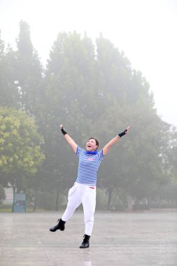 LUANNAN COUNTY, Çin - 11 Eylül 2021: Sailor Dance Kostümlü bir kadın, Kuzey Çin 'de bir parkta