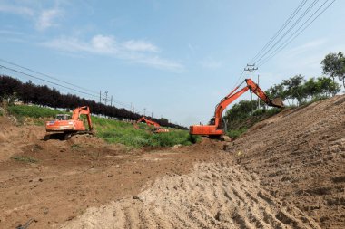 LUANNAN COUNTY, Çin - 26 Temmuz 2021: kazıcılar nehir yolunu temizler.