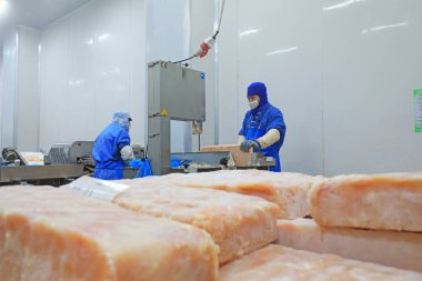 LUANNAN COUNTY, Çin - 6 Eylül 2021: İşçiler Çin 'deki bir atölyede ızgara gıdaları işliyorlar