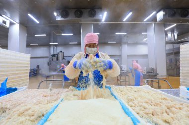 LUANNAN COUNTY, Çin - 6 Eylül 2021: İşçiler Çin 'deki bir atölyede ızgara gıdaları işliyorlar