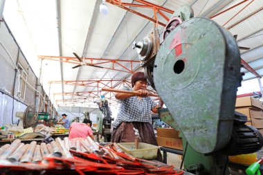 LUANNAN COUNTY, Çin - 14 Eylül 2021: İşçiler orak işleme hattı, Kuzey Chin