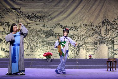 Tangshan, Çin - 21 Aralık 2021: Geleneksel Çin tiyatro sahnesi performansı, Kuzey Çin