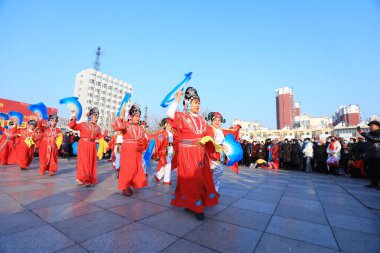 LUANNAN COUNTY, Çin - 1 Ocak 2022: Çin halk dansları Yangko meydanda sahnelendi, Kuzey Chin