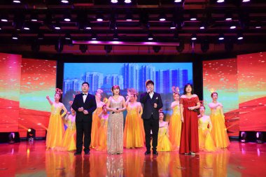 LUANNAN COUNTY, Çin - 20 Ocak 2022: Şarkı Kuzey Çene 'deki Bahar Festivali Galasında söylendi