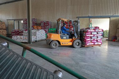 LUANNAN COUNTY, Çin - 18 Şubat 2022: İşçiler yüksek kaliteli mısır tohumları taşıyorlar, Kuzey Chin