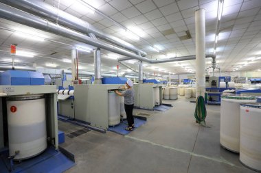 LUANNAN COUNTY, Çin - 31 Ağustos 2021: İşçiler Çin 'in kuzeyinde dönen hat üzerinde sıkı çalışıyorlar