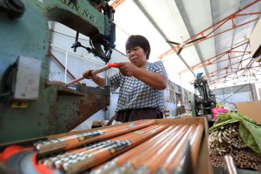 LUANNAN COUNTY, Çin - 14 Eylül 2021: İşçiler orak işleme hattı, Kuzey Chin