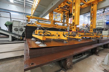 LUANNAN COUNTY, Çin - 18 Eylül 2021: işçiler Kuzey Çin 'deki kalsiyum silikat üretim hattında dağıtıcıyı işletiyorlar.