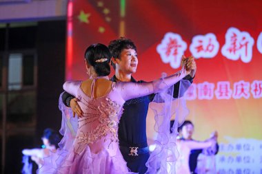 LUANNAN COUNTY, Çin - 27 Eylül 2021: Kare dansı gösterisi, Kuzey Çin