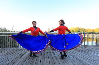 LUANNAN COUNTY, Çin - 17 Ekim 2021: Kadınlar parkta fitness dansı yapıyor, North Chin