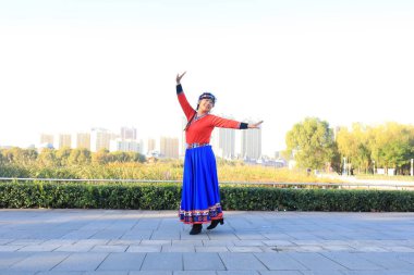 LUANNAN COUNTY, Çin - 17 Ekim 2021: Kadınlar parkta fitness dansı yapıyor, North Chin