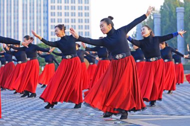 LUANNAN COUNTY, Çin - 24 Ekim 2021: Güzel bayan Kuzey Çin 'deki parkta oynuyor