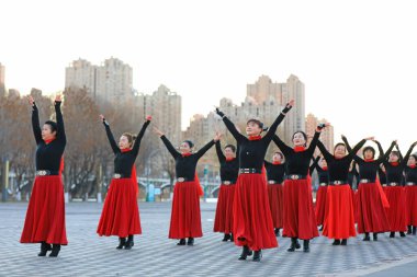 LUANNAN COUNTY, Çin - 12 Aralık 2021: Bayanlar parkta fitness dansı yapıyorlar, Kuzey Çin