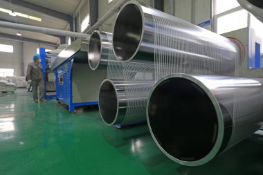 LUANNAN COUNTY, Çin - 12 Ocak 2022: İşçiler plastik fiber tekstil üretim hattı, Kuzey Chin