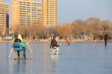 LUANNAN COUNTY, Çin - 15 Ocak 2022: Ziyaretçiler Kuzey Çin 'deki parkta paten kayıyorlar