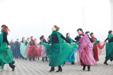 LUANNAN COUNTY, Çin - 11 Şubat 2022: Kuzey Çin meydanında güzel elbiseli bayanlar dans ediyor