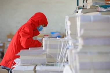 LUANNAN COUNTY, Çin - 24 Şubat 2022: personel, Kuzey Çin 'deki ilköğretim ve ortaokullara dağıtım için eğitim materyalleri düzenliyor