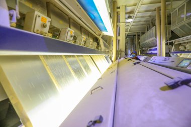 LUANNAN COUNTY, Çin - 28 Mart 2022: işçiler pirinç işleme hattı üzerinde sıkı çalışıyorlar, Kuzey Çin