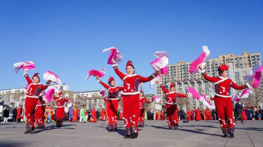Luannan County, Çin - 6 Şubat 2025: İnsanlar geleneksel Çin Yeni Yılı 'nı kutlamak için meydanda Yanko dansı yapıyorlar.
