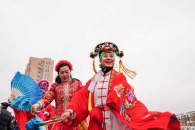 Luannan County, Çin - 6 Şubat 2025: İnsanlar geleneksel Çin Yeni Yılı 'nı kutlamak için meydanda Yanko dansı yapıyorlar.