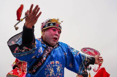 Luannan County, Çin - 6 Şubat 2025: İnsanlar geleneksel Çin Yeni Yılı 'nı kutlamak için meydanda Yanko dansı yapıyorlar.